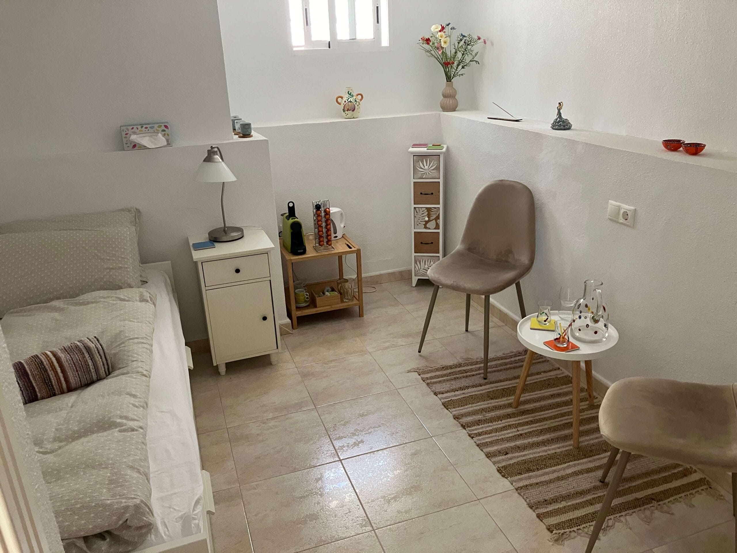 Accommodatie - Gastenverblijf: De ruime slaapkamer is voorzien van bedlinnen, een kledingkast, een zitje, een waterkoker en een DeLonghi espressomachine. De naastgelegen badkamer heeft een douche, toilet en wastafel. Badhanddoeken, diverse douchespullen en een föhn liggen voor je klaar.